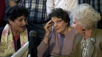 María Assof de Domínguez and Angelina Catterino, the grandmothers of the 117th missing child recovered with Estela de Carlotto, president of Grandmothers of Plaza de Mayo during a press conference on Monday.