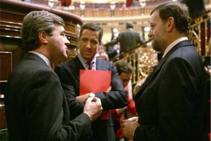 De izquierda a derecha, Ángel Acebes, Eduardo Zaplana y Mariano Rajoy, en la sesión de control.