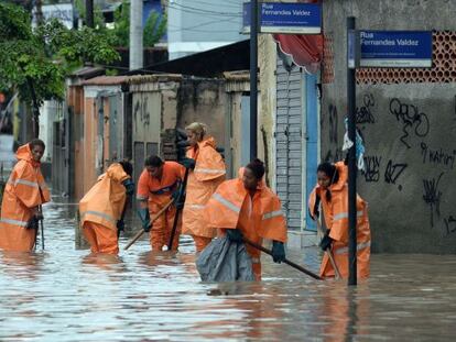 Labores de limpieza en Río de Janeiro.