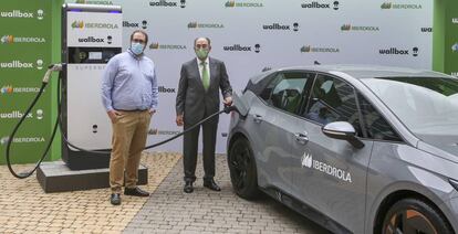 Ignacio Galán, presidente de Iberdrola, y Enric Asunción, CEO de Wallbox, con un Supernova cargando un Cupra Born de Seat.