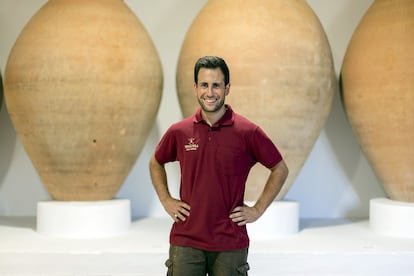 Daniel Sevilla, enólogo de la bodega familiar Las Calzadas, en Cuenca.