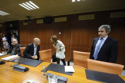 Representantes del PSE-EE y del PNV antes de iniciar su reunión con el PP.