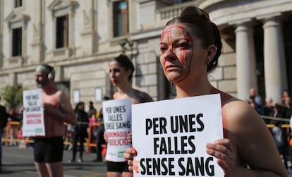 Durante la lectura del manifiesto, los antitaurinos han llamado a "dar voz a los animales" y a "unir" sus voces "al silencio de los animales".