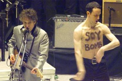 Imagen de la actuación de Bob Dylan en la gala de los Grammy de 1998 cuando fue interrumpido por un hombre que se había pintado el lema "Soy bomb".