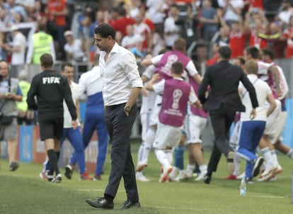 Los jugadores de la selección de Rusia celebran el gol del empate mientras Fernando Alonso camina por el campo.