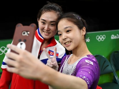 Hong Un Jong (Coreia do Norte, esquerda) e Lee Eun-ju (Coreia do Sul, direita) tiram uma selfie juntas durante os treinamentos da Rio 2016.