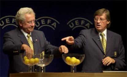 Los directivos de la UEFA Jean Fournet y Gerhard Aigner, durante el sorteo.