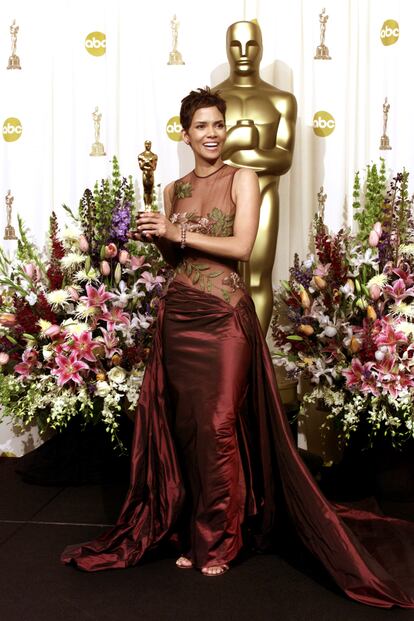 Halle Berry se alzó en 2002 con el Oscar a mejor actriz por la película 'Monster's Ball'. Para la ceremonia, la actriz eligió un modelo de Eli Saab en color burdeos y con transparencias.
