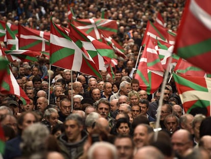 Ikurri&ntilde;as en una manifestaci&oacute;n a favor de la excarcelaci&oacute;n de presos de ETA.