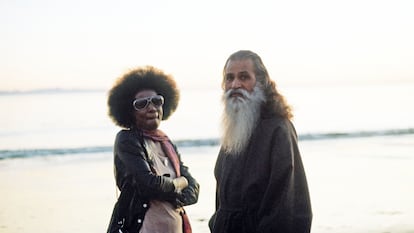 Alice Coltrane y Satchidananda Saraswati, en el río Ganges, en la India, en 1970.