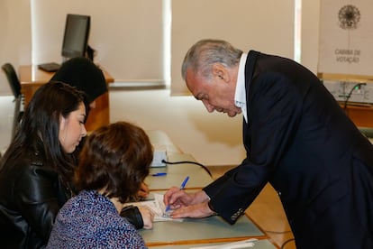 O presidente Michel Temer vota em um colégio eleitoral de São Paulo.