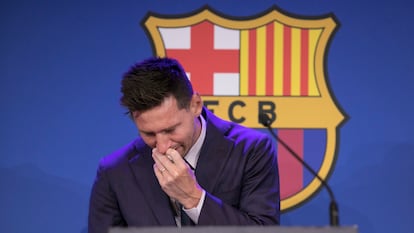 Leo Messi chora na coletiva de imprensa, neste domingo no Camp Nou.