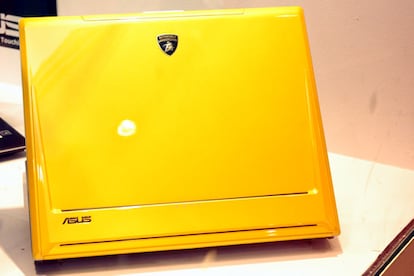 Asus ha llevado a SIMO una de sus últimas novedades en portátiles, el ordenador VX1. Ha sido diseñado por Lamborghini y que se presenta ahora en amarillo. Utiliza un procesador Intel Core Duo T2500 y dos gigas de memoria ram.