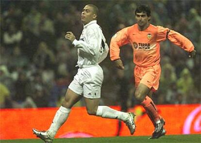 Ronaldo trata de desmarcarse de Ayala en un partido en el estadio Bernabéu.