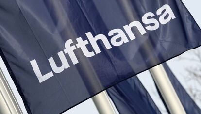 Bandera con el logo de Lufthansa. 