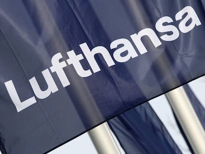 Bandera con el logo de Lufthansa. 