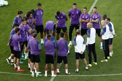 Zidane durante un entrenamiento del Madrid en el estadio de Lerkendal.