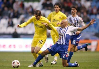 Manuel Pablo pelea el balón por Cani.