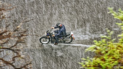 Protegerse de la lluvia en la moto resulta complicado. GETTY IMAGES.