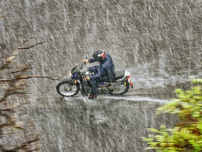 Protegerse de la lluvia en la moto resulta complicado. GETTY IMAGES.