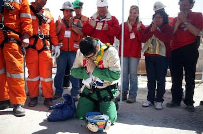 Uno de los mineros reza tras ser rescatado.