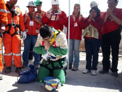 Uno de los mineros reza tras ser rescatado.