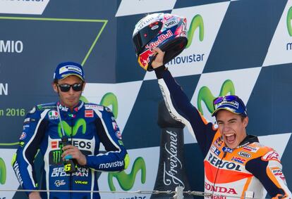 Marc Marquez celebra su primer puesto en el gran premio de Aragón, al lado de Valentino Rossi que ha sido tercero.
