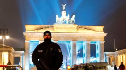 Un policía alemán vigila la Puerta de Brandeburgo, en Nochevieja.