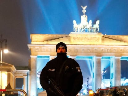 Un policía alemán vigila la Puerta de Brandeburgo, en Nochevieja.