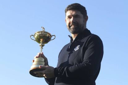 Padraig Harrington sostiene la Ryder este martes.