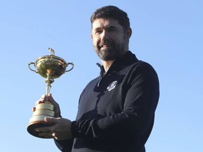 Padraig Harrington sostiene la Ryder este martes.