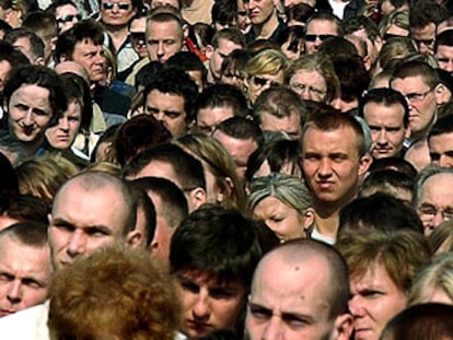Miles de personas siguen el funeral a través de pantallas gigantes en la plaza Pilsudski, en Varsovia.