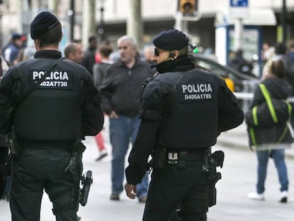 Una pareja de Mossos d'Esquadra.