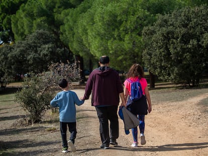 Una familia pasea por la Casa de Campo en Madrid.