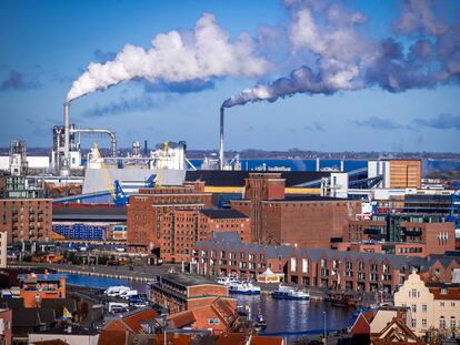 Chimeneas de las plantas industriales en el puerto de Wismar (Alemania).