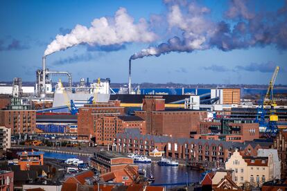 Chimeneas de las plantas industriales en el puerto de Wismar (Alemania).