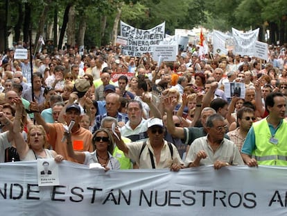 Miles de afectados por la presunta estafa de Fórum Filatélico y Afinsa en Madrid en 2006.