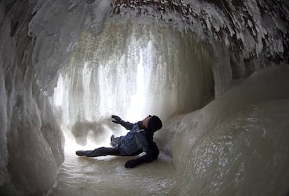 El Lago Superior, en Wisconsin, el más grande del mundo con una superficie de 82.00 kilómetros cuadrados, y ha permitido el acceso a pie de las increíbles cuevas de hielo. En la imagen, un hombre mira las formaciones de hielo en una cueva de las islas Apostle del Lago Superior cerca de Cornucopia, Wisconsin 15 de febrero 2014.