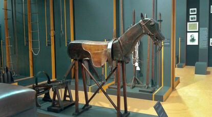 Un caballo de madera y cuero para el aprendizaje de la monta.