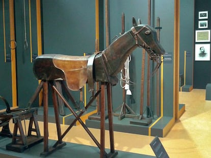 Un caballo de madera y cuero para el aprendizaje de la monta. 