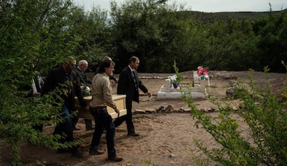 Familiares y amigos despiden a las víctimas de la comunidad mormona, en el norte de México.