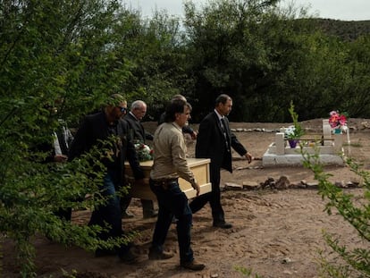 Familiares y amigos despiden a las víctimas de la comunidad mormona, en el norte de México.