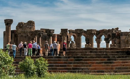 Turistas ante las ruinas de la catedral de Zvartnots, cerca de Yereván (Armenia).