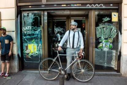 Un vecino del barrio de Malasaña (Madrid) con, como no, una bicicleta, en el bar la bicicleta.