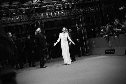 Juliette Binoche atiende a la prensa durante la premiere de 'Nobody Wants the Night' (Nadie quiere la noche).