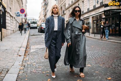 Traje y gabardina, dos básicos muy básicos que siempre funcionan. Para seguir llevándolas cuando el frío se haga más plausible basta con colocar debajo un buen jersey de lana y cuello vuelto.