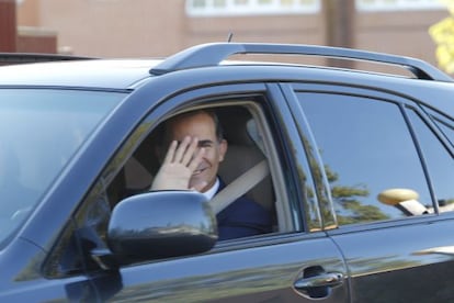 El rey Felipe saludando a los periodistas a su llegada al centro escolar.