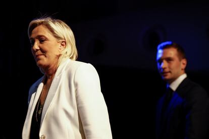 Marine Le Pen y el candidato europeo del Reagrupamiento Nacional, Jordan Bardella, camino de la tribuna para dirigirse a sus seguidores, este domingo en París. 