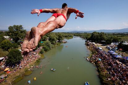 Un competidor salta desde un puente de 22 metros de altura durante el tradicional concurso de clavados de gran altura 'Ura e Fshejte' en el río Drin Blanco, cerca del pueblo de Gjakova (Kosovo).