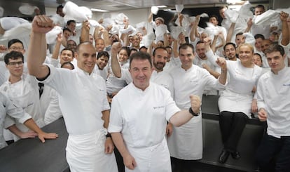 El equipo del Martín Berasategui al completo en la cocina del restaurante de Lasarte-Oria, su "buque insignia" y referente de un emporio gastronómico formado por tres restaurantes en Barcelona, uno en Bilbao, otro en Tenerife, dos en México y otros dos en la República Dominicana. En total, siete estrellas Michelin.